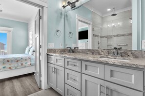 6 bedrooms, WiFi, bed sheets - Luna's: Amazing Ocean View House with Pool, Spa, Elevator and Electric Car Charg (Oak Island)