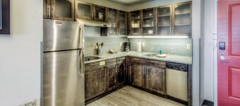 Only 1 Mile from The Ohio State University! | Heated Indoor Pool + Fitness Center