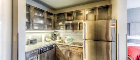 Geladeira, micro-ondas, cooktop, lava-louças
