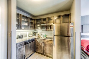 Jääkaappi, mikroaaltouuni, liesi, astianpesukone