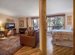 1 bedroom, desk, iron/ironing board, travel crib - Ski Straight to Your Cozy Condo in the Mountains (Breckenridge)
