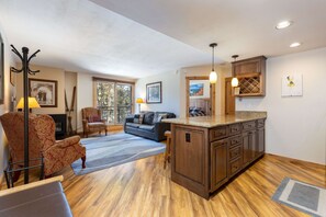 Fernseher, Kamin, Arbeitsbereiche