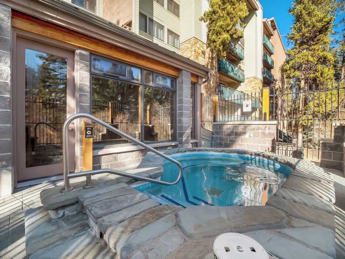 من حمّامات السباحة المغطاة