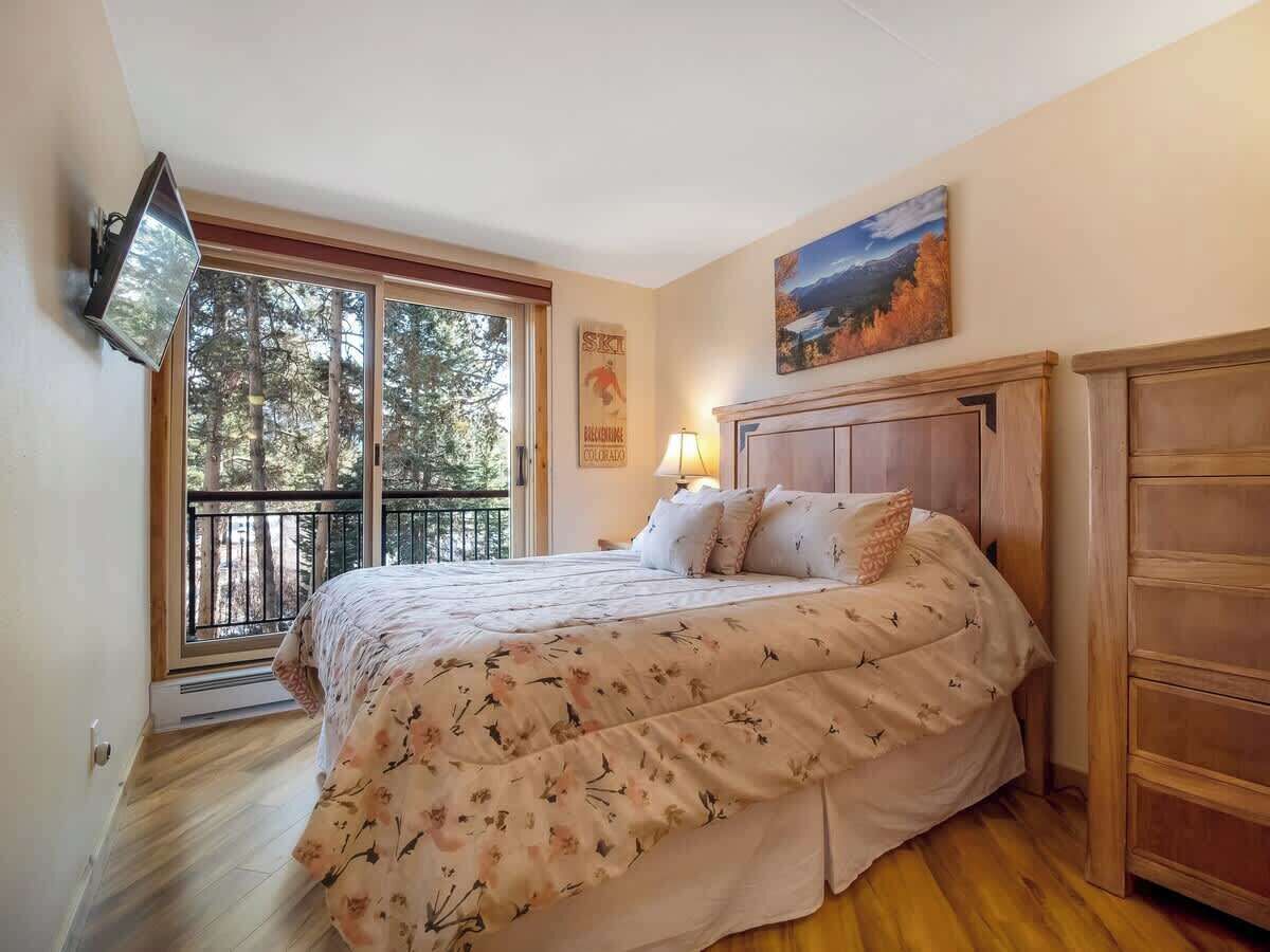 1 bedroom, desk, iron/ironing board, travel cot