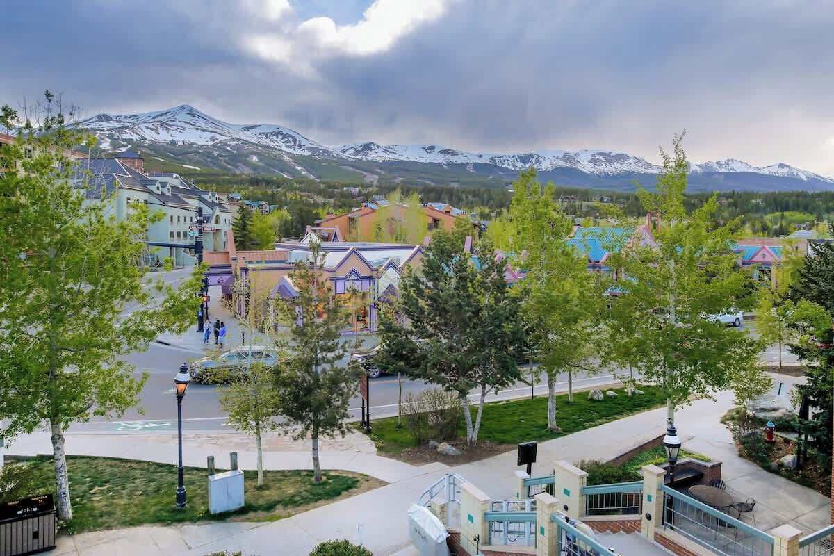 En by med huse og et bjerglandskab i baggrunden.