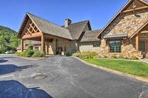 Exterior - Picturesque ‘Sky Haus’ Sanctuary w/ Mountain Views (Sky Valley)