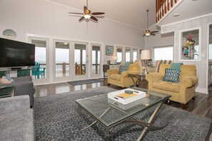 TV, lettore DVD, libri, impianto stereo