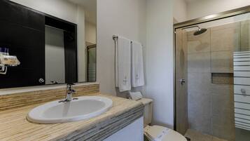 Habitación junior | Baño | Regadera, regadera tipo lluvia, secadora de cabello, toallas