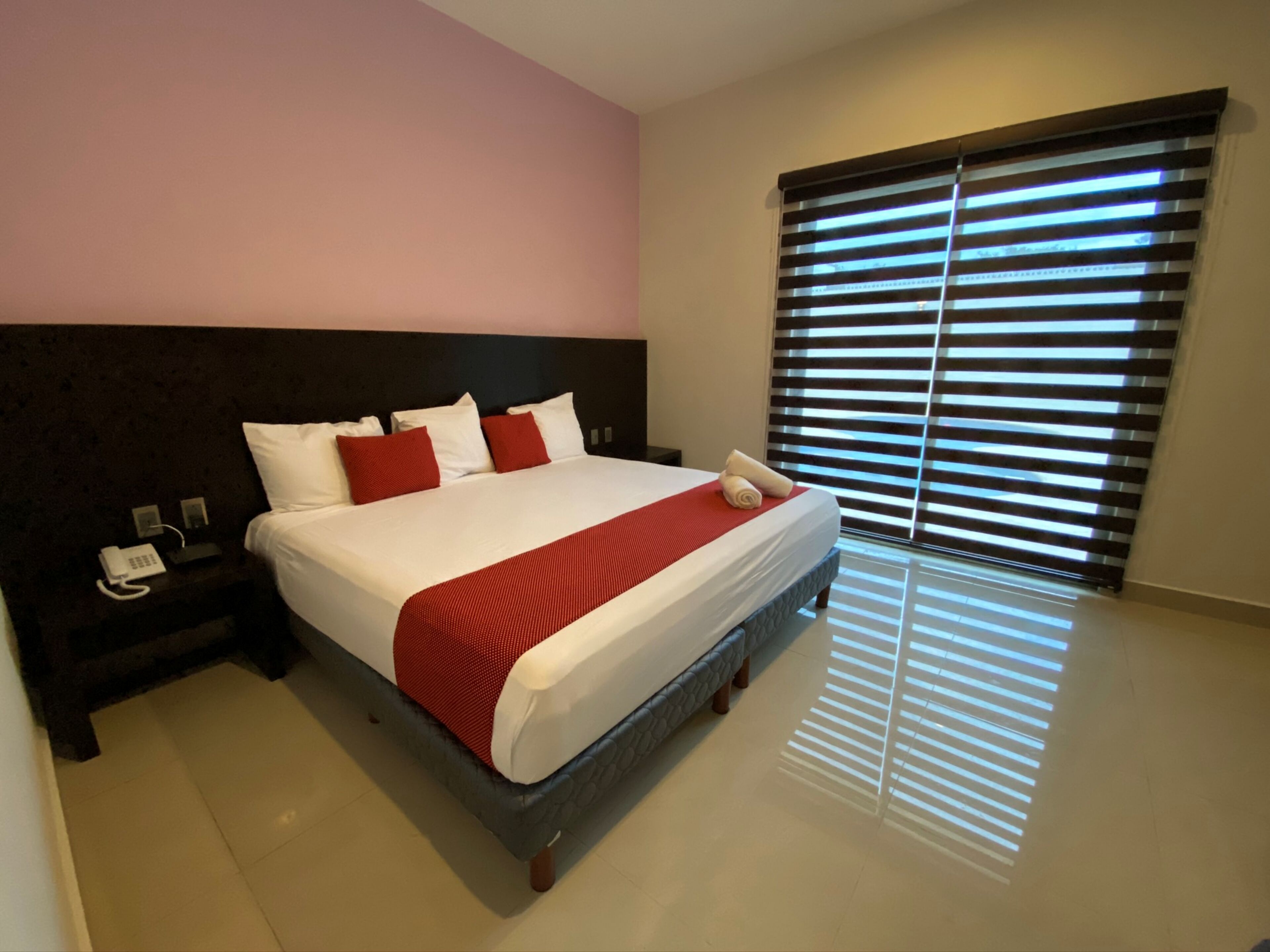 deluxe room | desk, laptop workspace, free wifi, bed sheets
