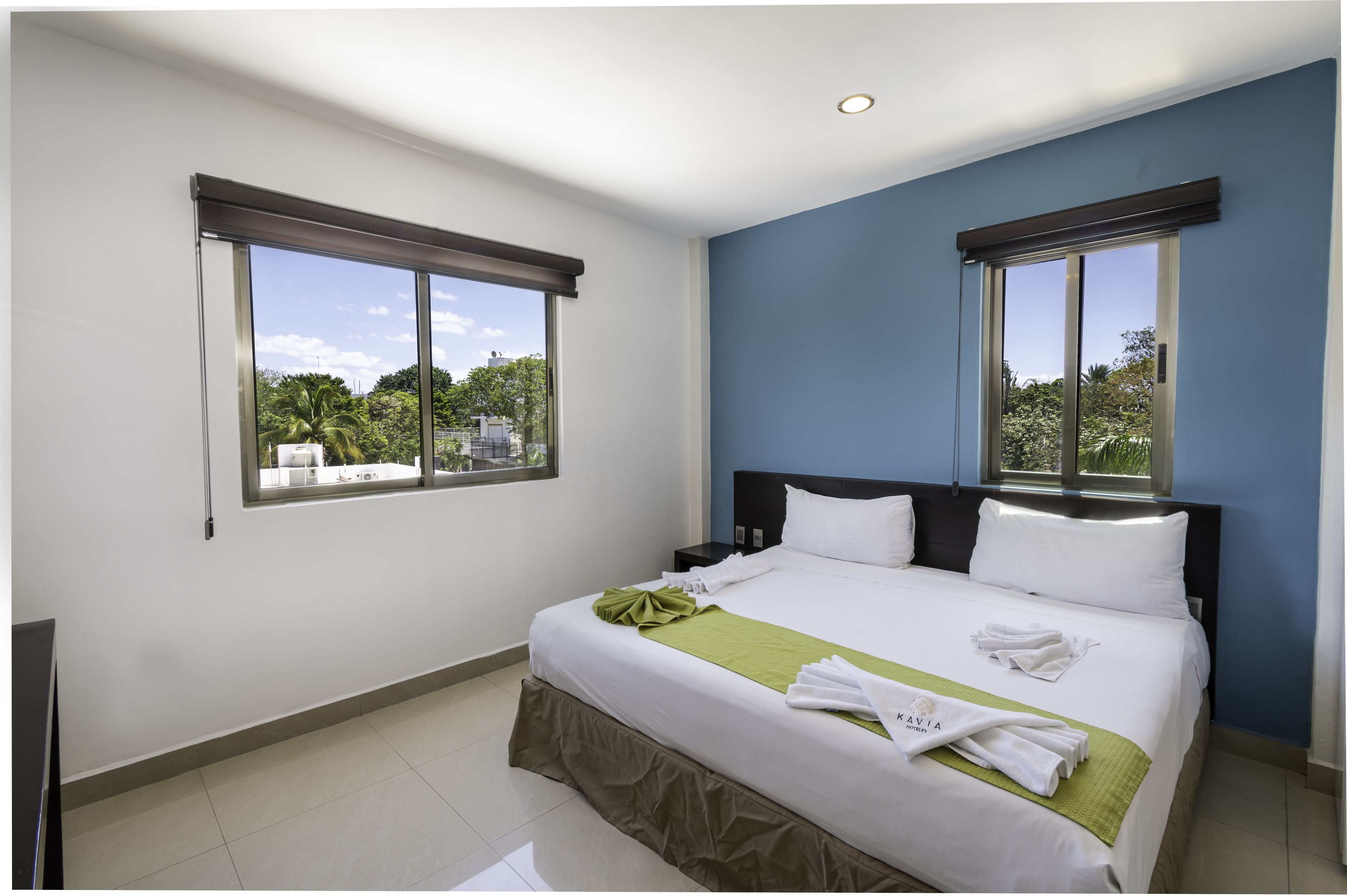 junior room | desk, laptop workspace, free wifi, bed sheets