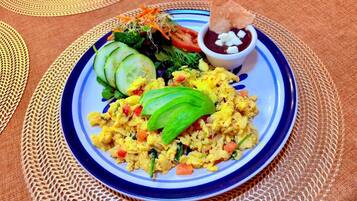 Un plato de comida con arroz, verduras y una ensalada.