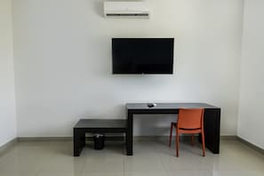Deluxe Double Room | Desk, laptop workspace, free WiFi, bed sheets - Hotel Ambra (Playa del Carmen)