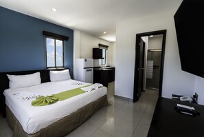 Habitación junior | Escritorio, espacio para trabajar con laptop y wifi gratis