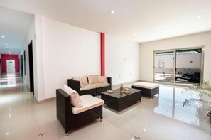 50-inch LED TV with satellite channels, TV, Netflix - Hotel Ambra (Playa del Carmen)