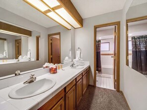 Combined shower/tub, hair dryer, towels