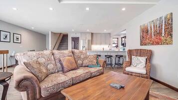 Tv, eldstad och kontor