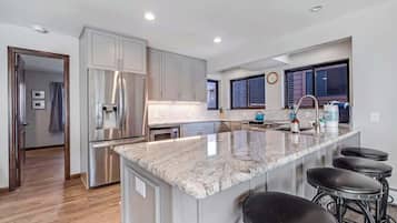 Køleskab, mikrobølgeovn, ovn, kogeplade