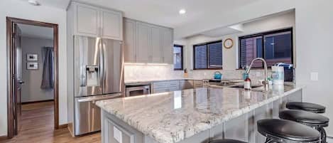 Réfrigérateur, four à micro-ondes, un four, surface de cuisson