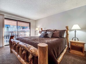 4 soverom, skrivebord, strykejern/-brett og reiseseng for barn