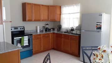 Townhome | Private kitchen | Fridge, microwave, stovetop, dishwasher