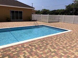 Outdoor pool - Gorgeous Hideout (Runaway Bay)