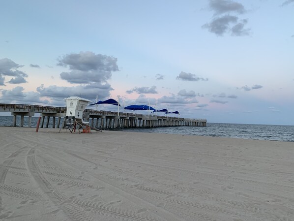 Beach nearby, sun loungers, beach towels