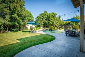 Outdoor dining - Modern house with pool - near 3 National Parks! (Fresno)