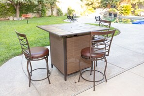 Outdoor dining - Modern house with pool - near 3 National Parks! (Fresno)