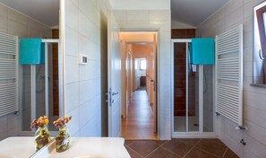 Duschwanne, Haartrockner, Bidet, Handtücher