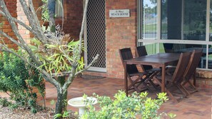 Outdoor dining - 2/51 Carlo Road - Rainbow Beach. Pets welcome, Air conditioning, Walk to the shops (RAINBOW BEACH)
