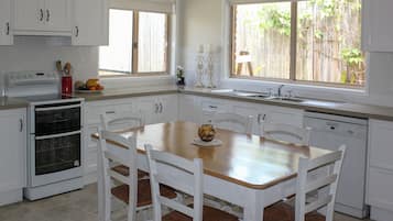 Refrigerador, horno, lavavajillas, silla alta para bebés