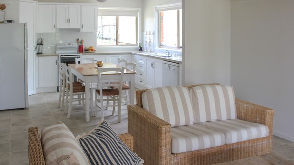 TV, DVD player - 2/51 Carlo Road - Rainbow Beach. Pets welcome, Air conditioning, Walk to the shops (RAINBOW BEACH)