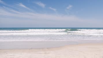 Plage, chaises longues