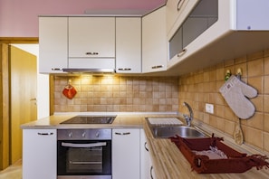 ثلاجة، فرن، موقد طهي مسطح، غلّاية كهربائية