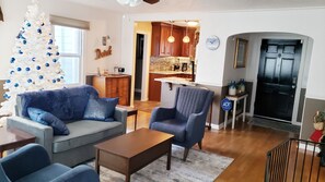 Smart TV, fireplace, books, stereo