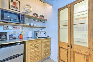 Refrigerador, microondas, cafetera/tetera, utensilios de cocina