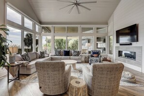 Televisión, chimenea y reproductor de DVD 