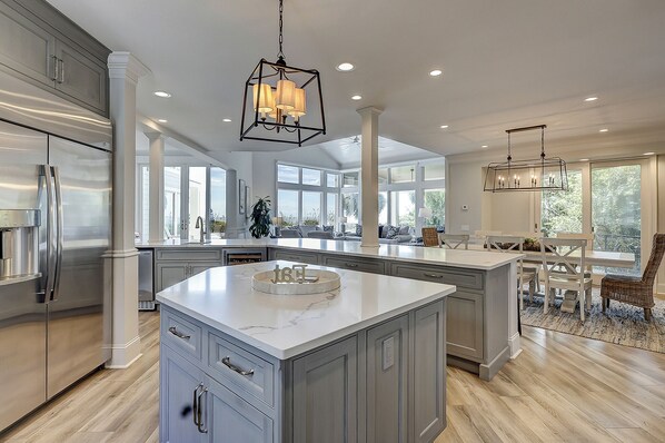 Refrigerador, lavavajillas, cafetera y tetera y tostadora 