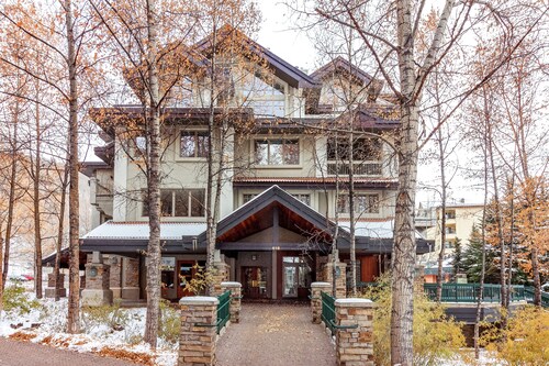 Comfortable & cozy mountain retreat w/beautiful mountain & ski views