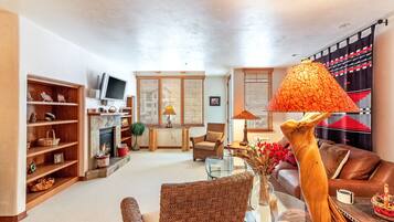 TV, lareira, DVD player, aparelho de som