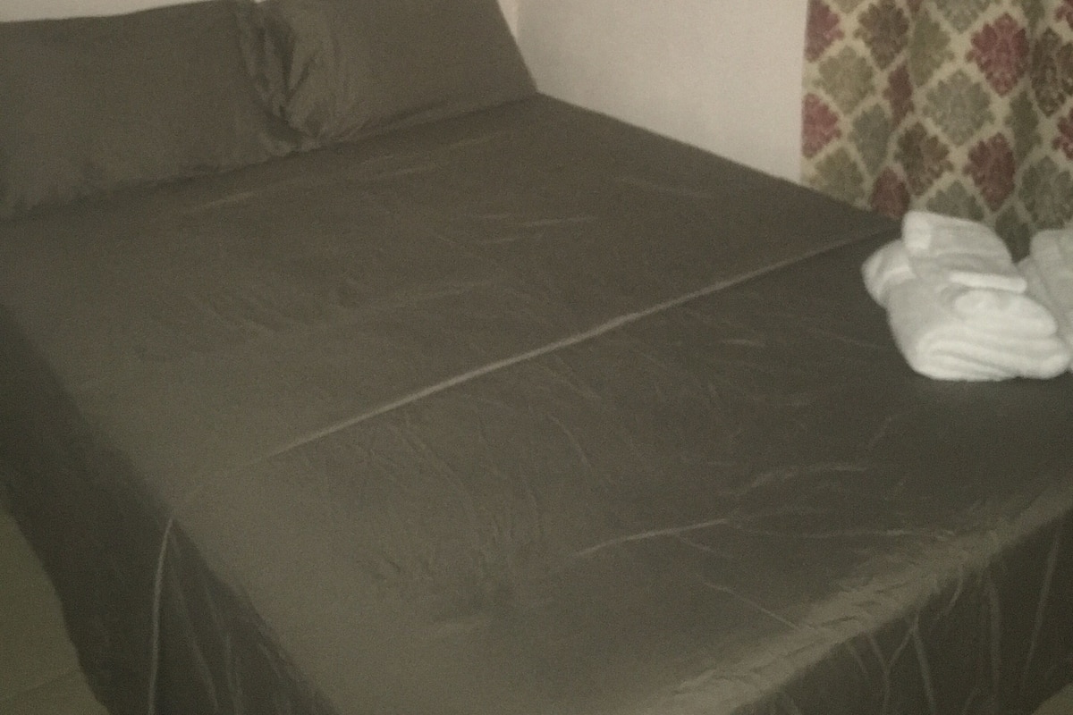 Appartement, 1 chambre | Rideaux d’obscurcissement, fer et planche à repasser