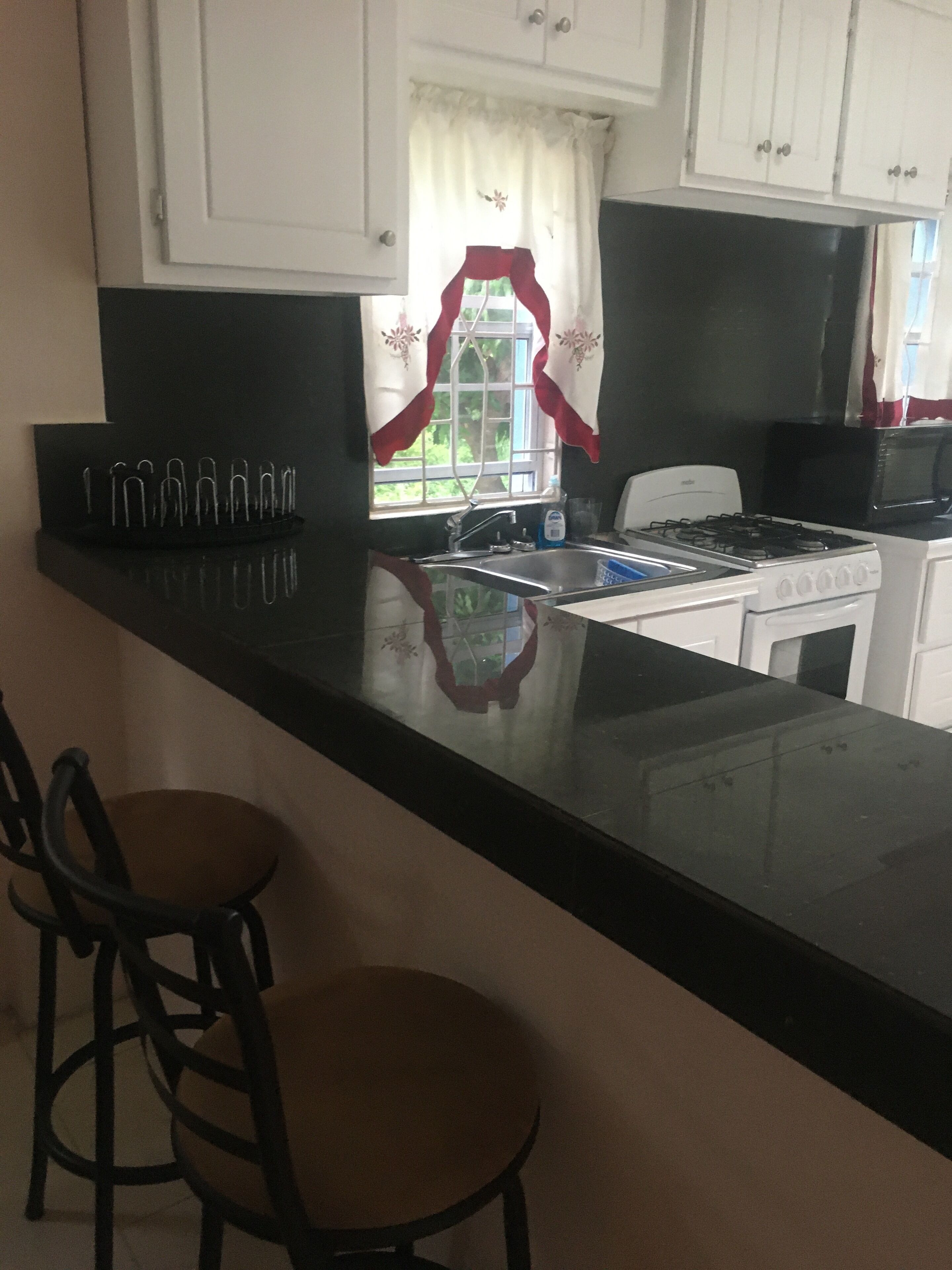 Frigorífico grande, microondas, horno y placa de cocina