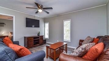 TV, bøker og kontorer