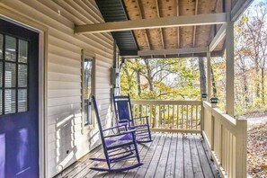 Terrace/patio - Cozy Mountain Getaway - 15 min to DT (Asheville)