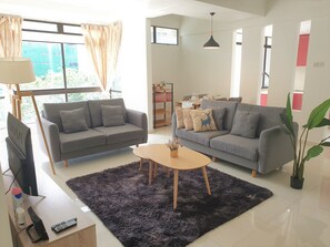 Apartment, 2 Bedrooms | Meja, ruang kerja komputer riba, kalis bunyi, seterika/papan seterika 