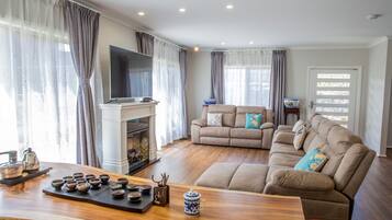 TV, fireplace