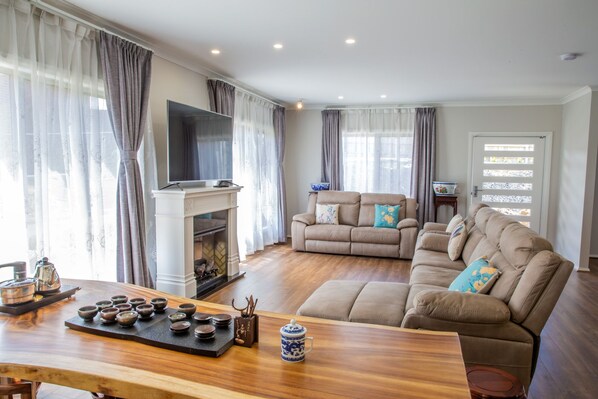 Televisión y chimenea 