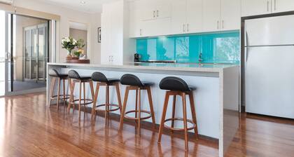 Bella Vista Luxury McCrae Holiday Home with Views