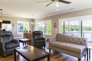 Televisión de pantalla plana, chimenea, reproductor de DVD y videoteca 