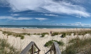Plage à proximité, chaises longues, serviettes de plage